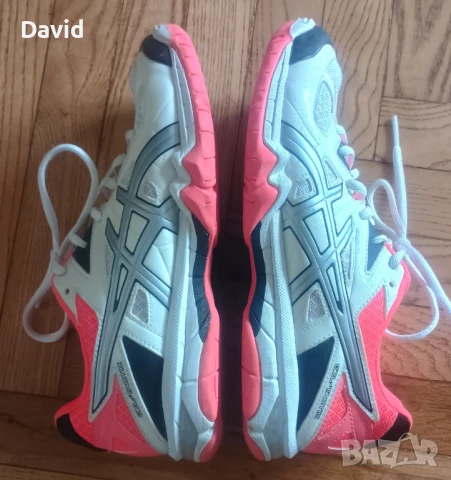 Оригинални дамски сникърси Asics Gel-Tactic, снимка 3 - Маратонки - 50476752