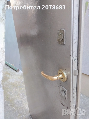 Продавам метална врата с каса, снимка 3 - Входни врати - 54113301