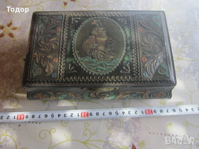 Невероятна литографска тенекиена кутия кораб