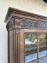 Масивна ретро витрина с дърворезба и стъклени врати, снимка 2