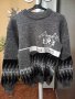 Пуловер в сиво, черно и бяло с паднало рамо. Размер: М, L., снимка 1 - Блузи с дълъг ръкав и пуловери - 40521904
