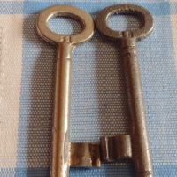 Два стари ключа от соца за брава за КОЛЕКЦИЯ ДЕКОРАЦИЯ БИТОВ КЪТ 28548, снимка 1 - Други ценни предмети - 44817134