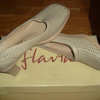 Свеж цвят и класическа визия с дамски обувки на среден ток с перфорация, снимка 7 - Дамски обувки на ток - 30408823