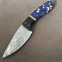 Ловен нож от Дамаска стомана дръжка смола и месинг кожена кания, снимка 1 - Ножове - 44745235