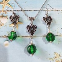  Разкошен комплект бижута във Викториански стил със зелени кристали и основа с рози в цвят сребро , снимка 3 - Бижутерийни комплекти - 33854593