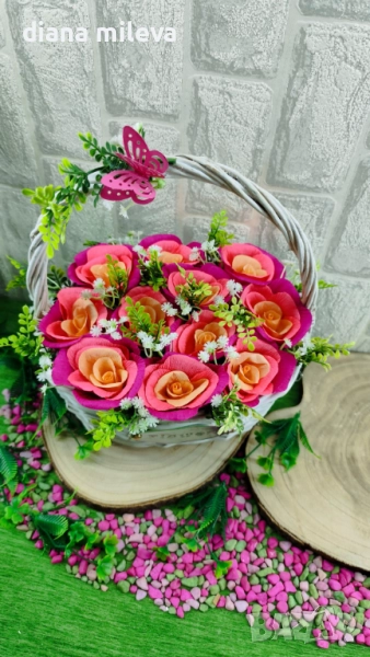 Кошничка  с 11 рози от креп хартия!!, снимка 1