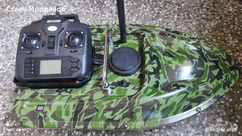 Лодка за захранка и разпъване на въдици. , снимка 1