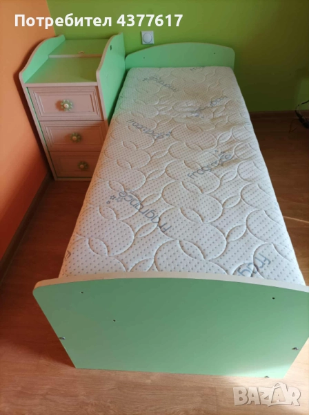 Креватче с матрак ,шкафче и бюро, снимка 1
