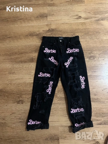 Черни дънки с розов надпис “Barbie”