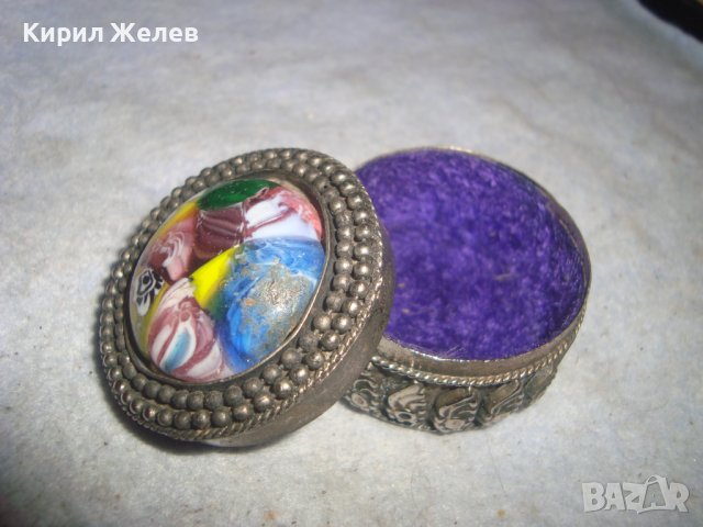 СТАРА ОРИЕНТАЛСКА ОРНАМЕНТИРАНА КУТИЙКА с ВЕНЕЦИАНСКО ЦВЕТНО СТЪКЛО И ПЛЮШ ОТВЪТРЕ за БИЖУТА 77811, снимка 2 - Антикварни и старинни предмети - 38138896