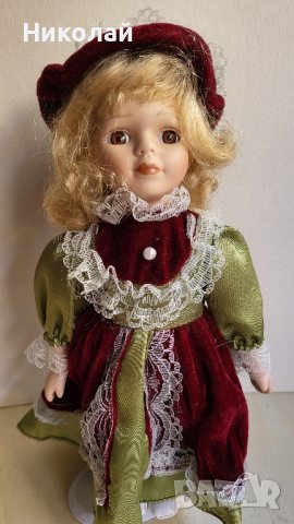 Красива порцеланова кукла 