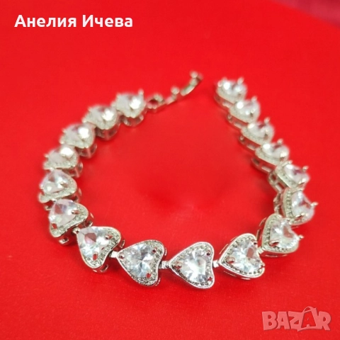 Гривна със сърчица и камъчета