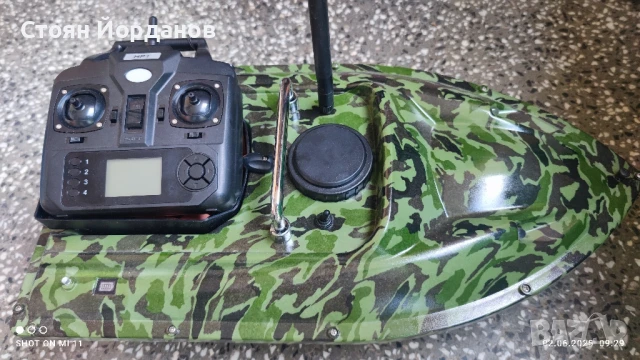 Лодка за захранка и разпъване на въдици. 