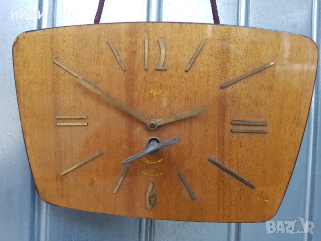 Стенен часовник Маяк 