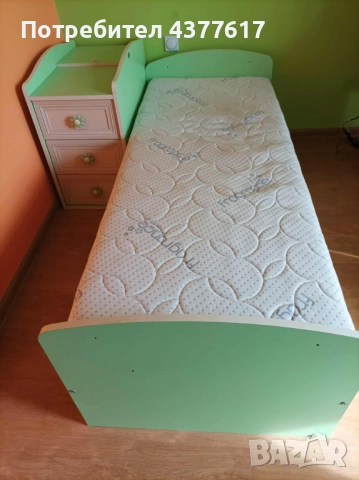 Креватче с матрак ,шкафче и бюро