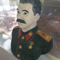 Голям гипсов бюст на Сталин рисуван с маслени бои, снимка 2 - Антикварни и старинни предмети - 42880371