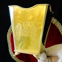 Бронзов съд с рицарски герб,изправен лъв. , снимка 1 - Антикварни и старинни предмети - 40777257