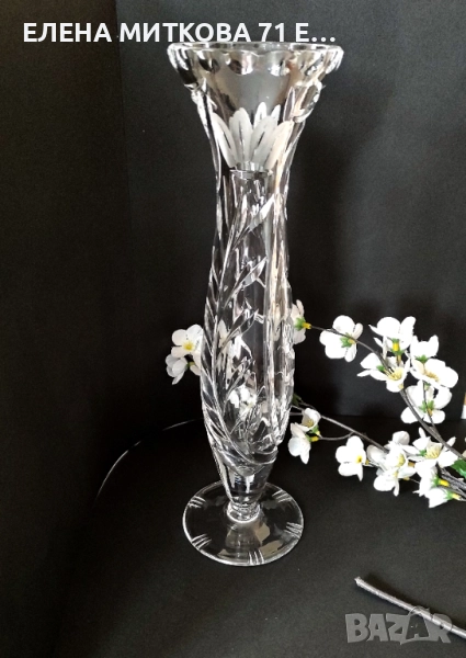 Висока кристална ваза с дълбока ръчна гравюра, снимка 1