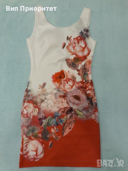 Луксозна рокля- бяла във високата част и червена в долната част с принт от рози диагонална граница, снимка 1