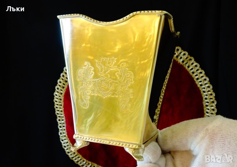Бронзов съд с рицарски герб,изправен лъв. , снимка 1