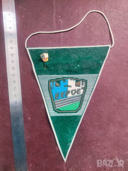 Продавам стари футболни флагчета и значки 1, снимка 1