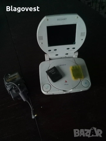 Конзола PS One с екранче, адаптер за ток и две карти памет за части или поправка