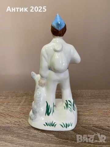 Винтидж порцеланова статуетка „Ловец с куче“, Коростенски порцеланов завод, СССР, снимка 2 - Антикварни и старинни предмети - 53235897
