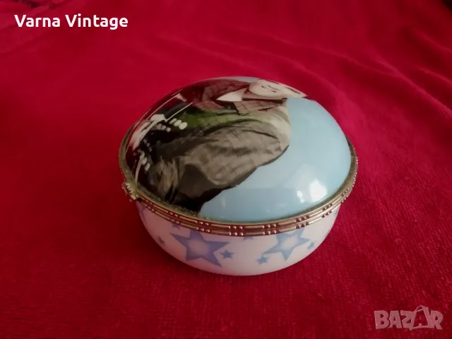 Колекционерска порцеланова кутия портрет на Елвис Пресли. Regency Fine Arts Англия., снимка 2 - Антикварни и старинни предмети - 49809483