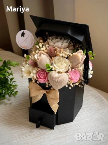 Букет с цветя от соев восък в кутия за абитуриент - черна шапка , снимка 7 - Изкуствени цветя - 53955325