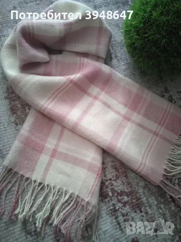 Дамски шал в бяло с принт розово каре, снимка 3 - Шалове - 48488415