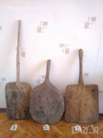 Стари дървени лопати за месене на хляб и печене.