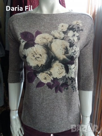 КРАСИВА блуза в меланжирани сиво-бежови цветове на цветя с кабсички, снимка 1 - Блузи с дълъг ръкав и пуловери - 30398495