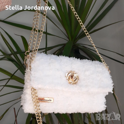 👜 Ръчно изработена бяла плюшена чанта със златни акценти, снимка 4 - Чанти - 53047659