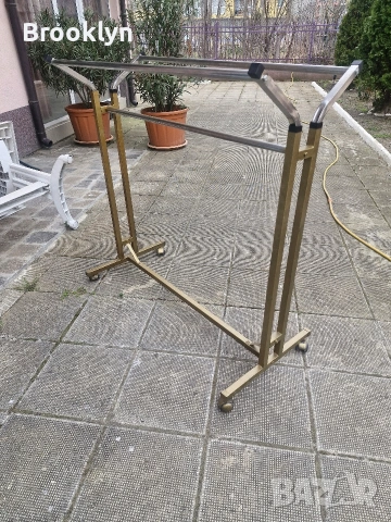 Продават се два броя щендери за дрехи /метални/