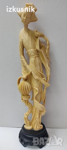 Ориенталска статуетка от 70-те години, с подпис