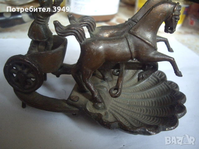 Мсивна фигурка на каляска.