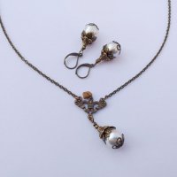 Красив Викториански Перлен комплект с бели кристални перли Сваровски и бронзови орнаменти, снимка 3 - Бижутерийни комплекти - 31936352