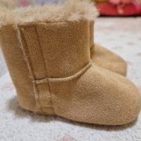 Буйки ботушки - тип UGGs  - 6-12 месеца, снимка 1 - Бебешки обувки - 42194871