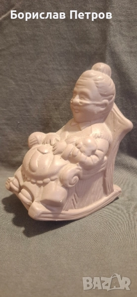 Изящна фигурка "Баба плете", снимка 1