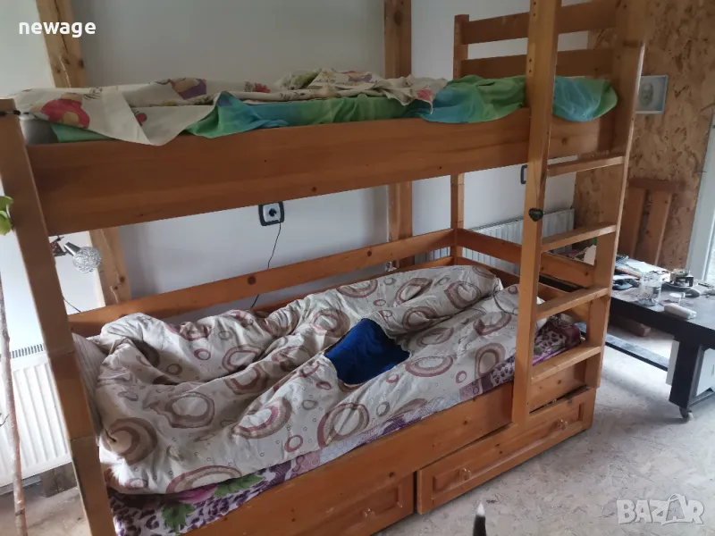 Масивно дървено двуетажно легло с чекмеджета и матраци, снимка 1