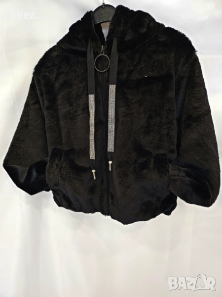 Късо пухено яке с качулка и камъни по връзките, снимка 1