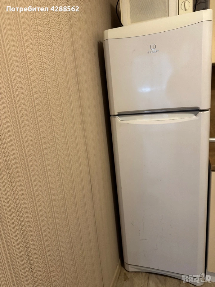 Хладилник Indesit и микровълнова, снимка 1