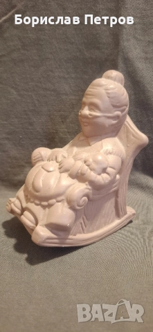 Изящна фигурка "Баба плете"