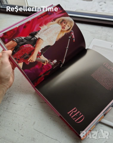 Лот от нови The Taylor book и официален календар Taylor Swift 2026, снимка 4 - Колекции - 53350993