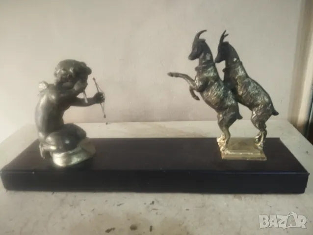 Стара статуетка,композиция