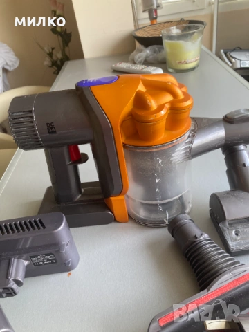 Ръчна акумулаторна прахосмукачка Dyson DC34 Cyclone, снимка 2 - Прахосмукачки - 54181287