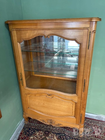 Дървена антикварна витрина