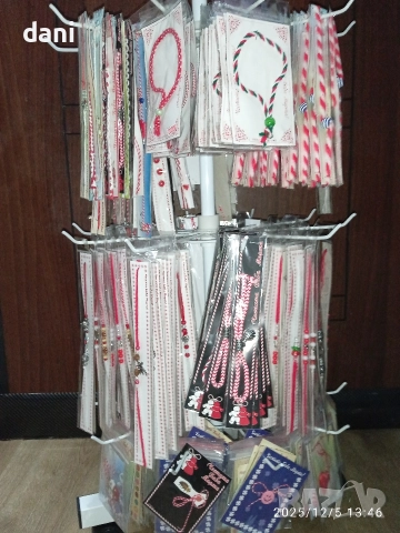 Микс от 700 мартеници с подарък стелаж , снимка 3 - Други - 52674563