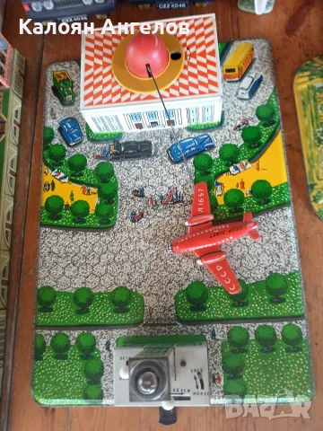 Стара механизирана играчка