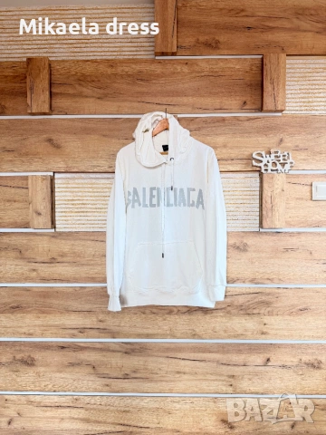 Страхотно худи от Balenciaga с изтъркан вид. Бял цвят, подходящ за всекидневието. Съчетава се перфек, снимка 2 - Суичъри - 53882277